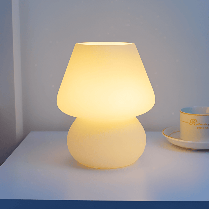 Lampe de bureau décorative, verre soufflé artisanal, forme champignon, ambiance chaleureuse.