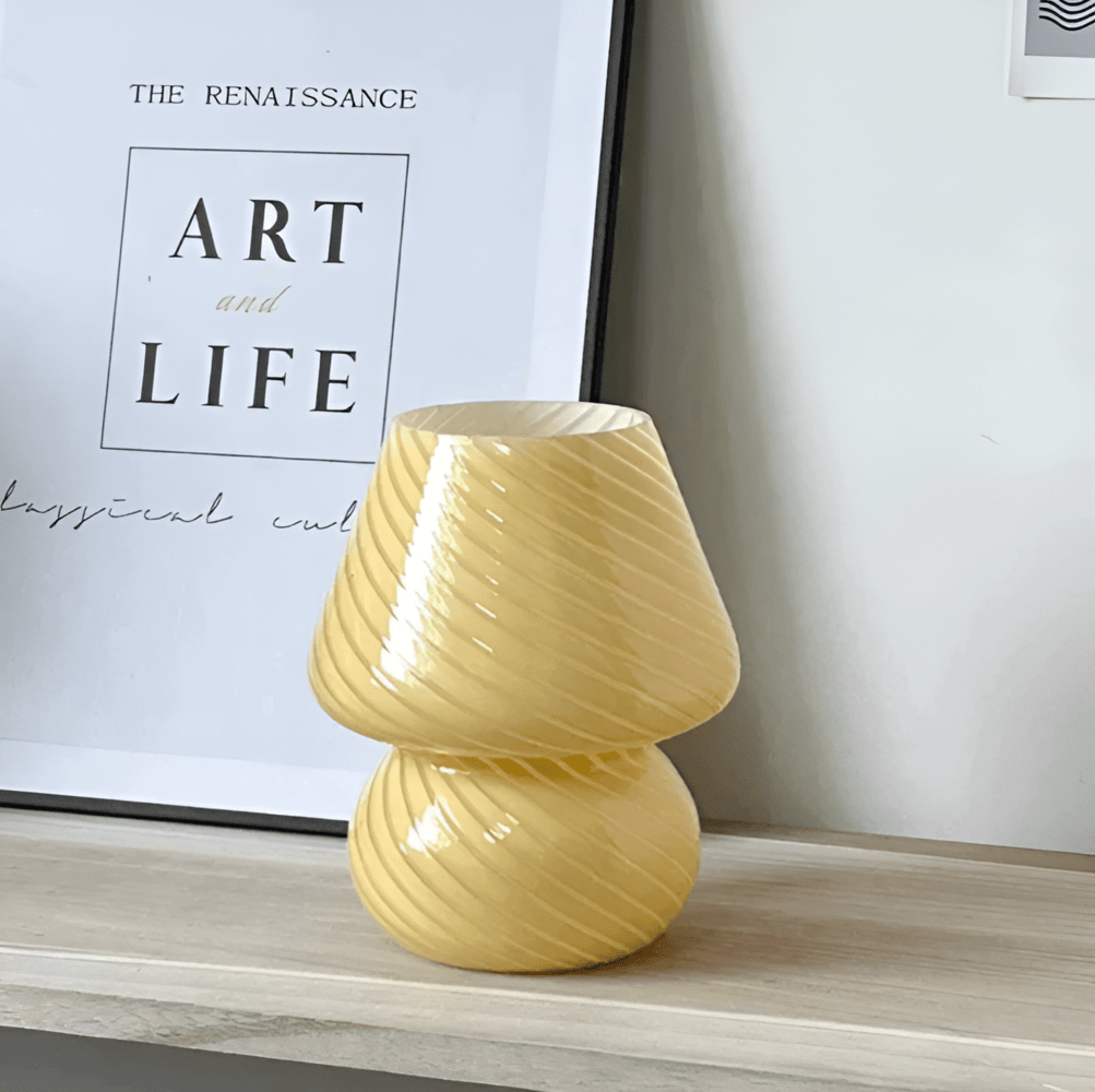 Éclairage intérieur vintage, lampe champignon en verre rayé soufflé, design unique et décoratif.