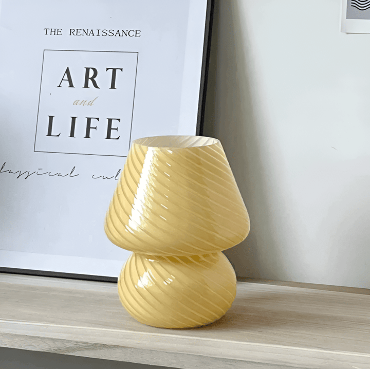 Éclairage intérieur vintage, lampe champignon en verre rayé soufflé, design unique et décoratif.