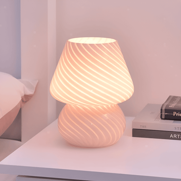 Lampe de table champignon, verre rayé, style scandinave, lumière douce et décorative.