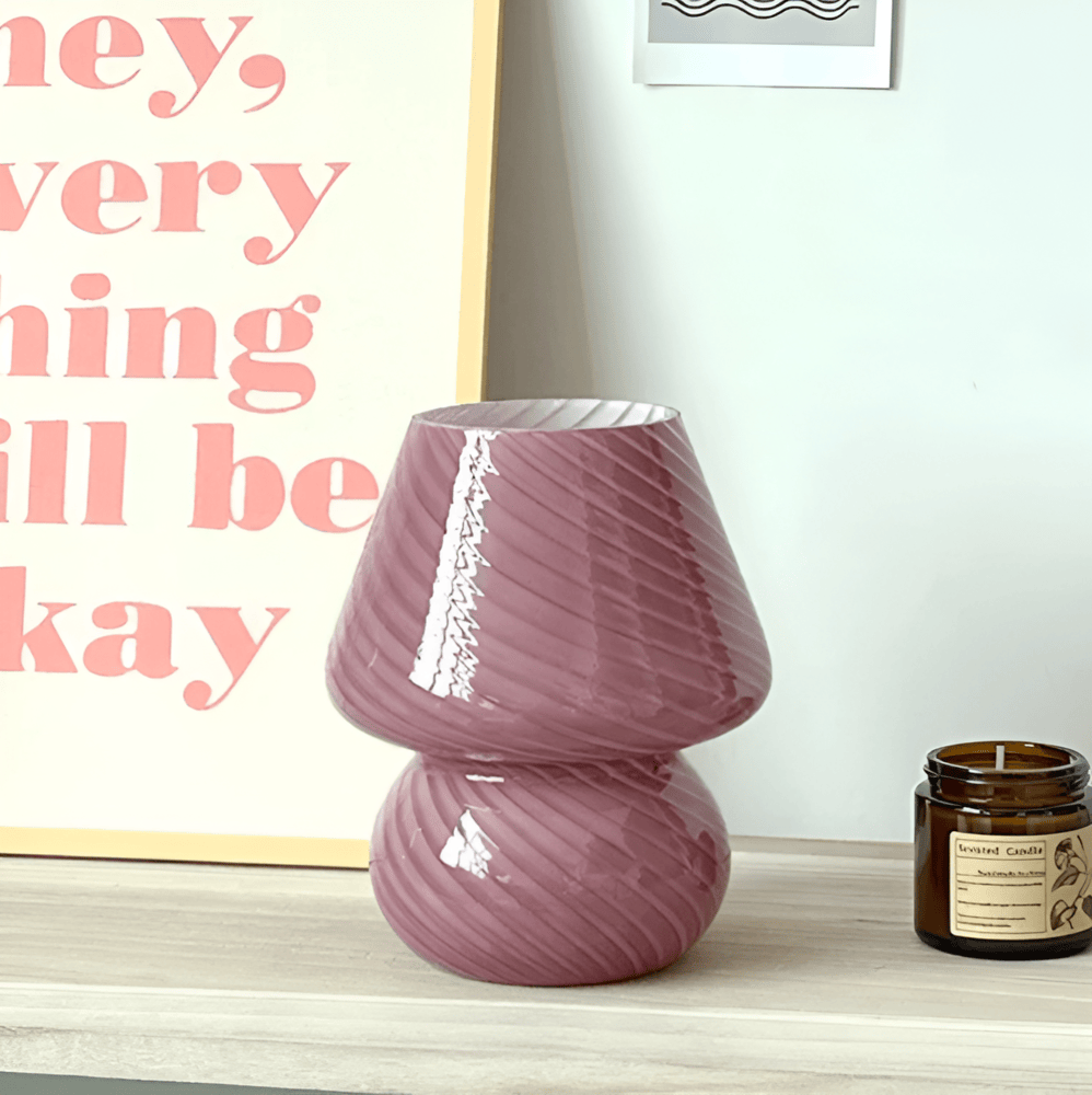 Lampe de bureau élégante, verre soufflé rayé, forme champignon unique, éclairage raffiné.