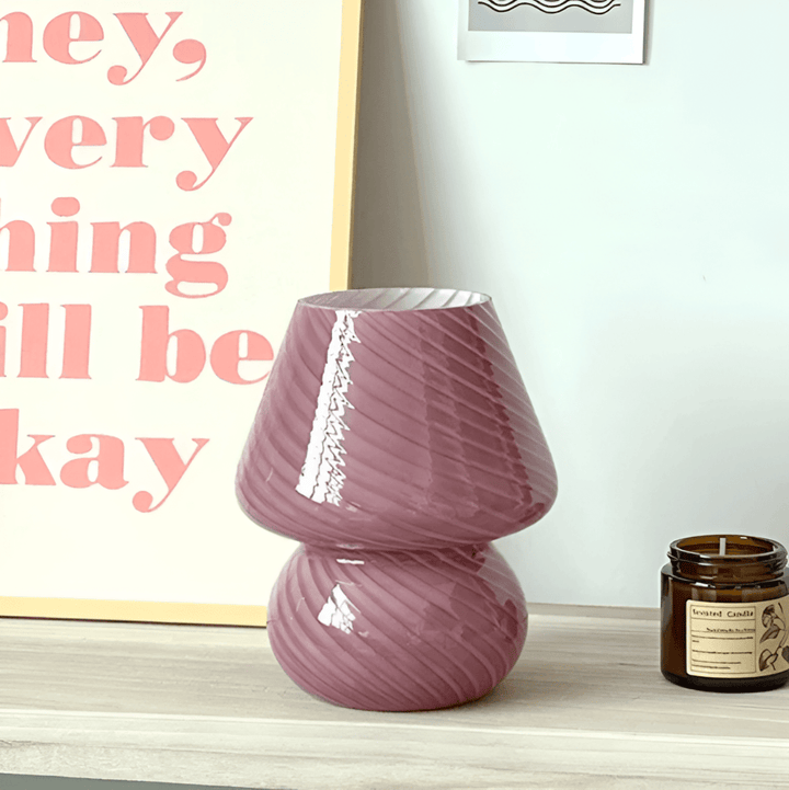 Lampe de bureau élégante, verre soufflé rayé, forme champignon unique, éclairage raffiné.