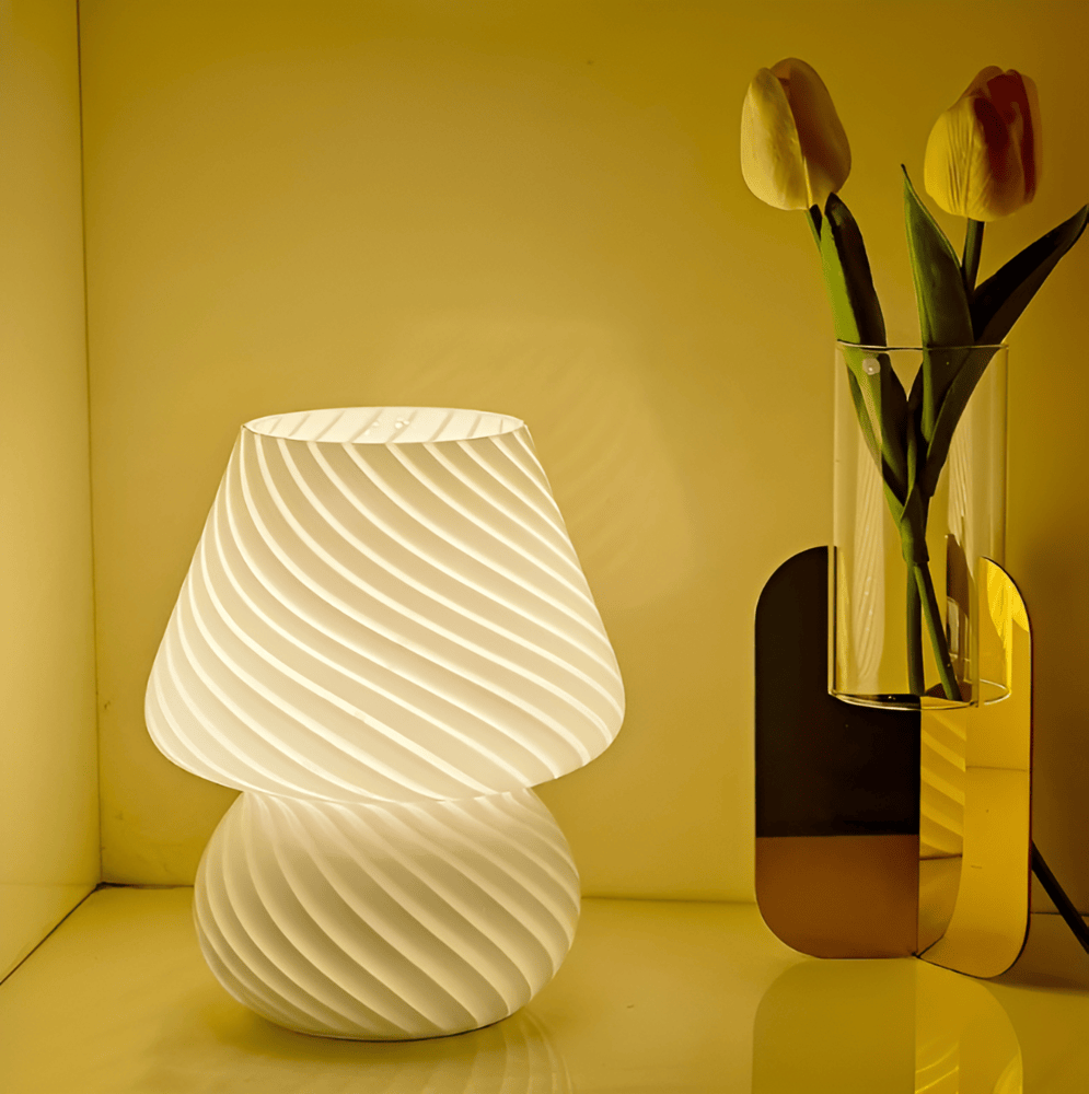 Lampe champignon design scandinave, verre opalin rayé, éclairage intérieur moderne pour bureau.