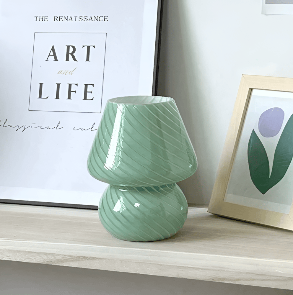 Lampe de bureau champignon en verre soufflé rayé, style vintage, lumière d'ambiance élégante.
