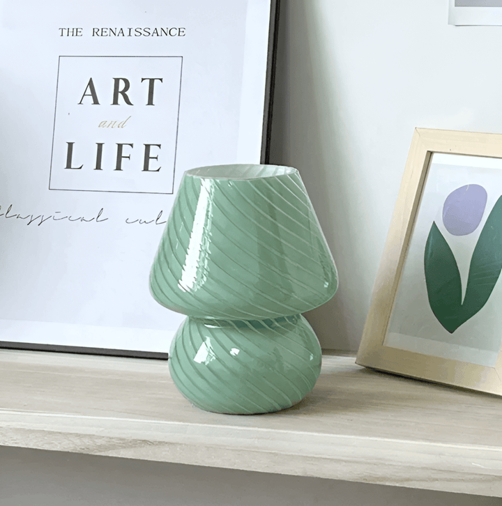 Lampe de bureau champignon en verre soufflé rayé, style vintage, lumière d'ambiance élégante.