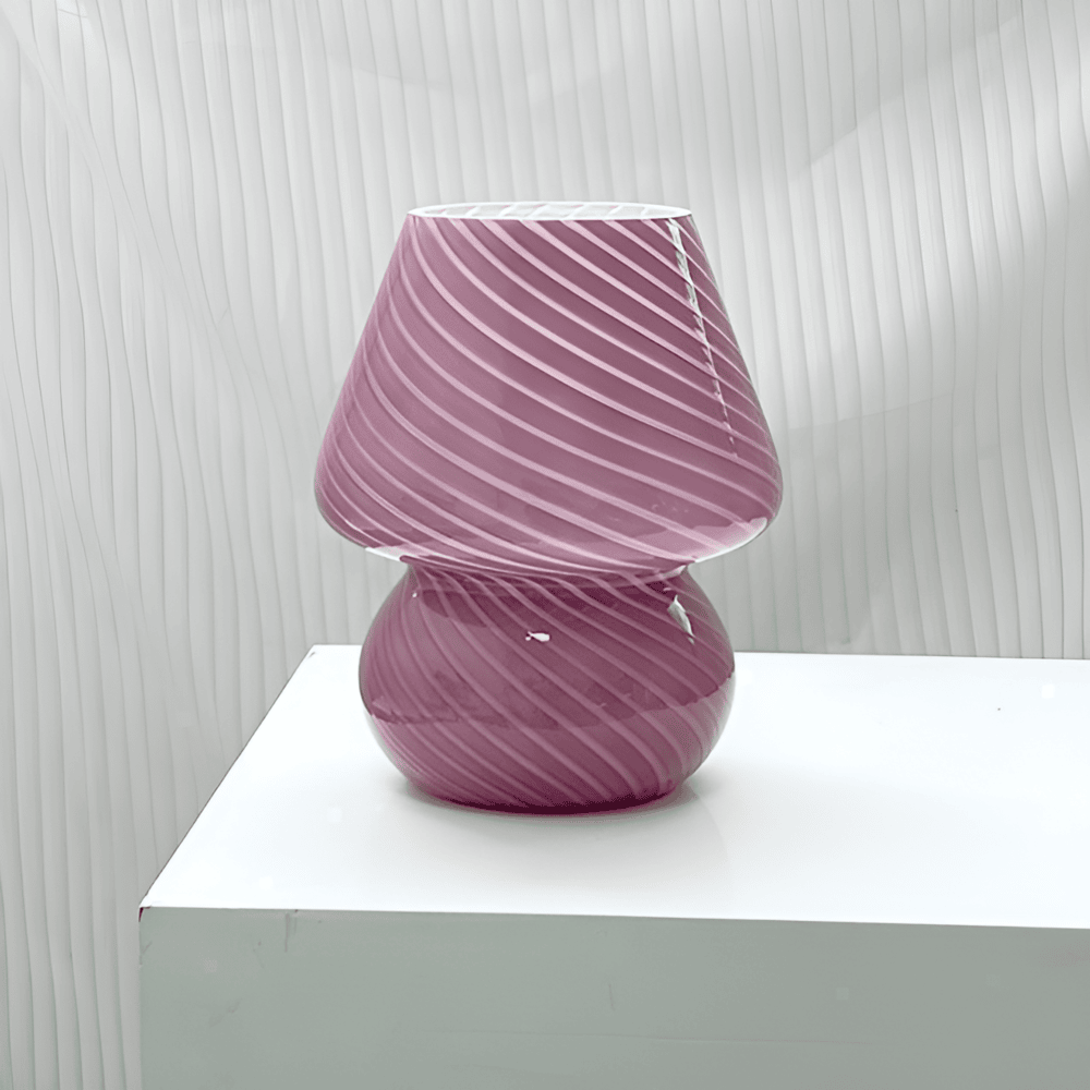 Lampe de chevet design scandinave, verre soufflé avec effet rayé élégant, lumière douce.