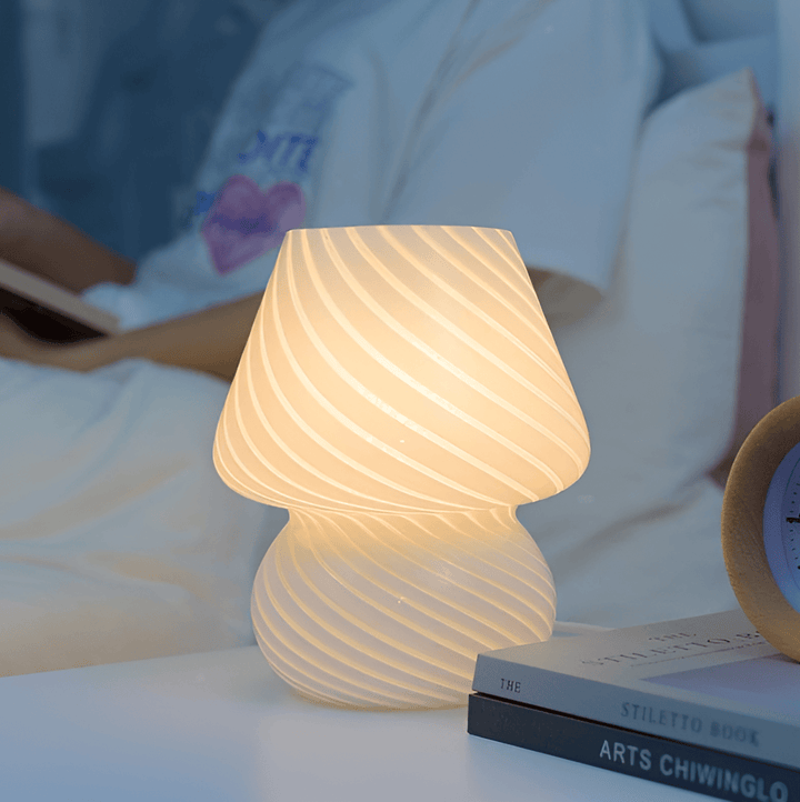 Lampe champignon en verre rayé soufflé, parfaite pour une lumière d'ambiance cosy dans toute pièce.