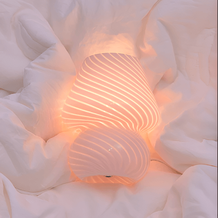 Lampe champignon en verre opalin rayé, idéale comme lampe de bureau ou de chevet, style moderne.