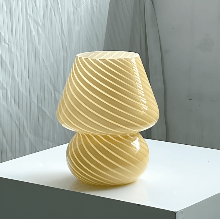 Lampe de bureau USB, verre opalin rayé, style champignon compact, moderne et fonctionnel.