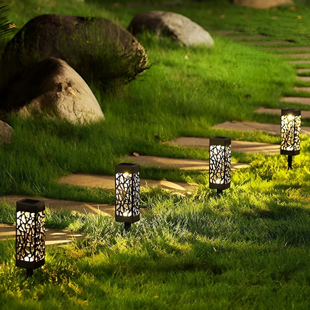 Éclairage LED extérieur solaire en acier inoxydable, idéal pour allée et parterre de jardin.