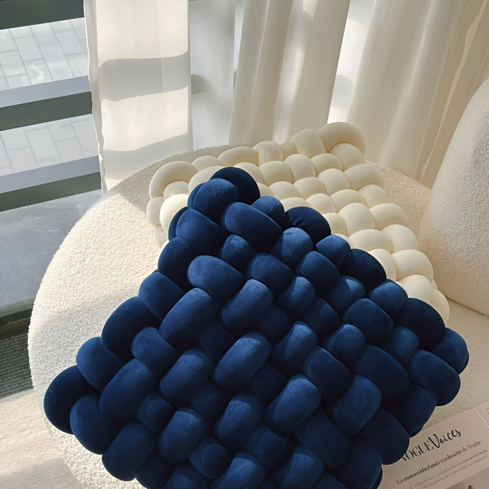 Coussin de décoration peluche super doux avec un design original en nœud, parfait pour le confort du salon et chambre.