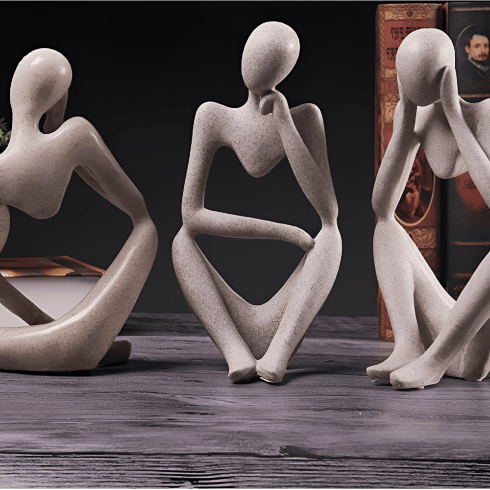 Sculpture décorative abstraite pour un intérieur moderne et zen. Apporte calme et réflexion au salon.