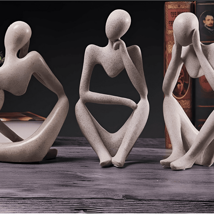 Sculpture décorative abstraite pour un intérieur moderne et zen. Apporte calme et réflexion au salon.