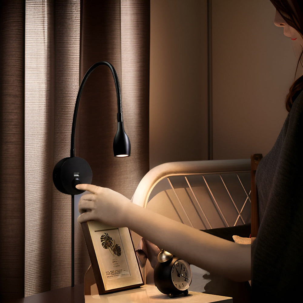 Éclairage mural LED moderne avec bras flexible, port de charge USB et contrôle tactile pour lecture au lit ou bureau.