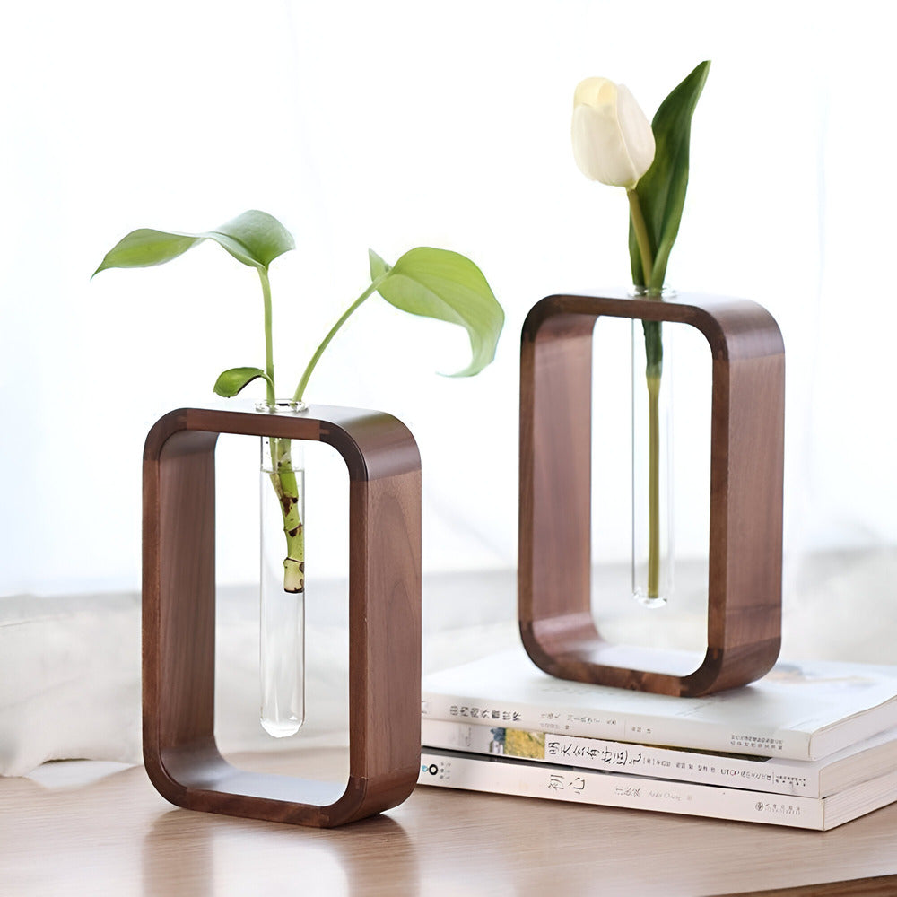 Vase design en bois et verre, idéal pour plantes d'intérieur et fleurs. Décoration moderne.