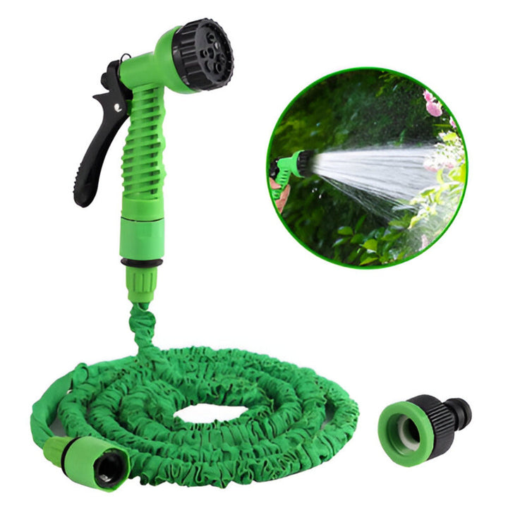 Tuyau de jardin extensible vert, buse incluse, pour un arrosage et jardinage faciles et efficaces.