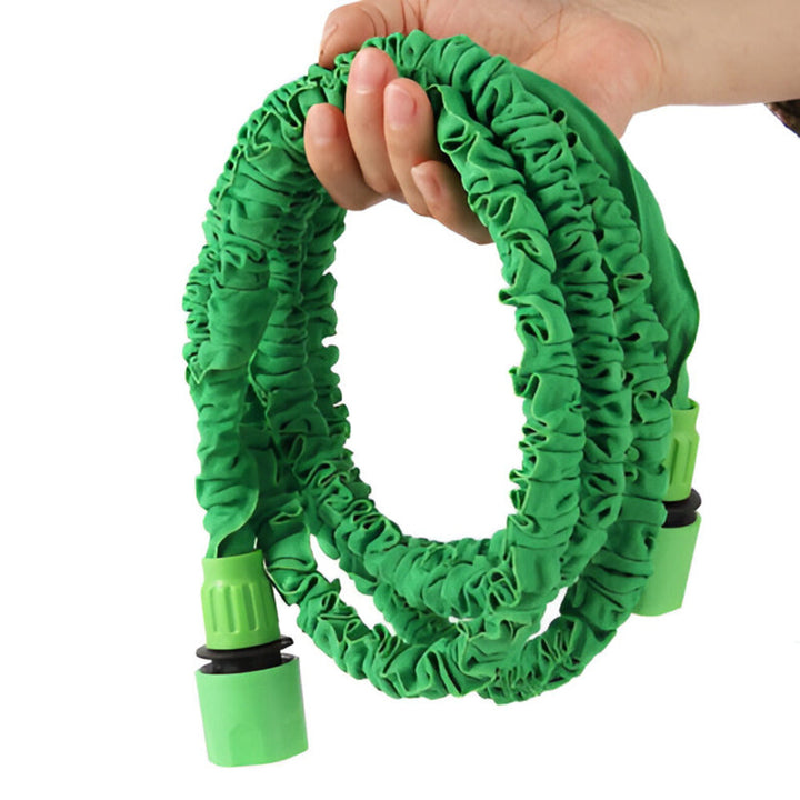 Tuyau d'arrosage extensible, vert, avec embout réglable pour toutes les tâches de jardinage.