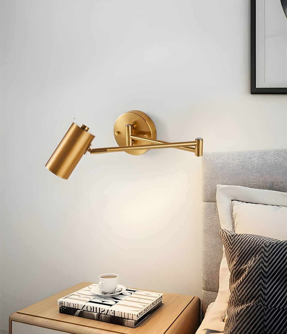 Lampe murale LED or et noir, parfaite pour la lecture dans une chambre.