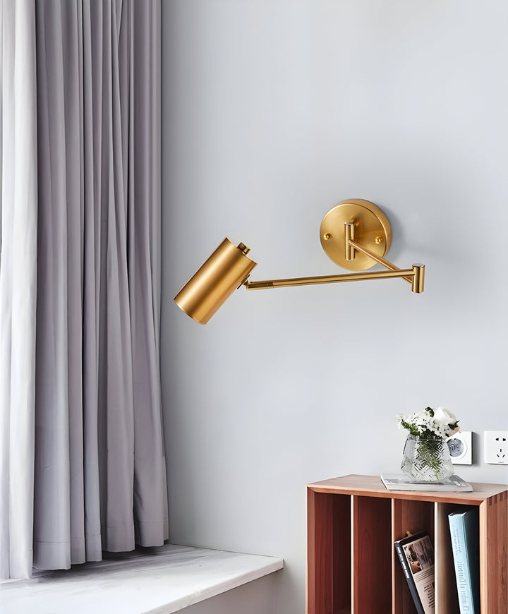 Applique LED murale éco-énergétique, or et noir, design élégant pour chambre.