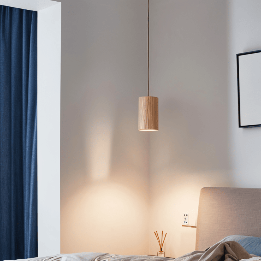 Lampe suspension design cylindrique, idéale pour une déco intérieure contemporaine de salle à manger.