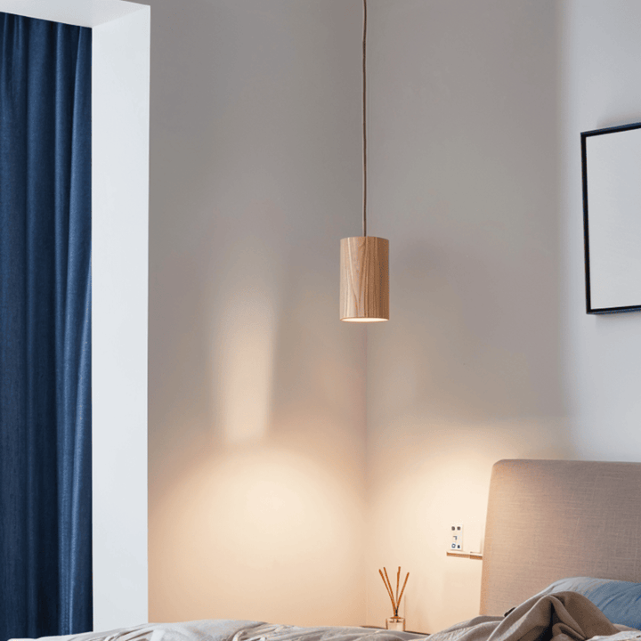 Lampe suspension design cylindrique, idéale pour une déco intérieure contemporaine de salle à manger.
