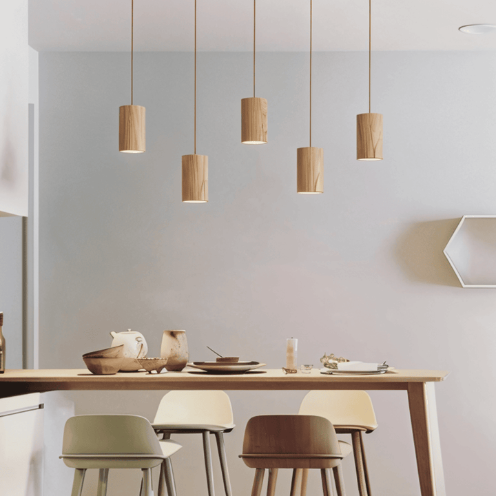 Luminaire plafonnier cylindrique moderne blanc, parfait pour un éclairage doux et chaleureux dans un salon.