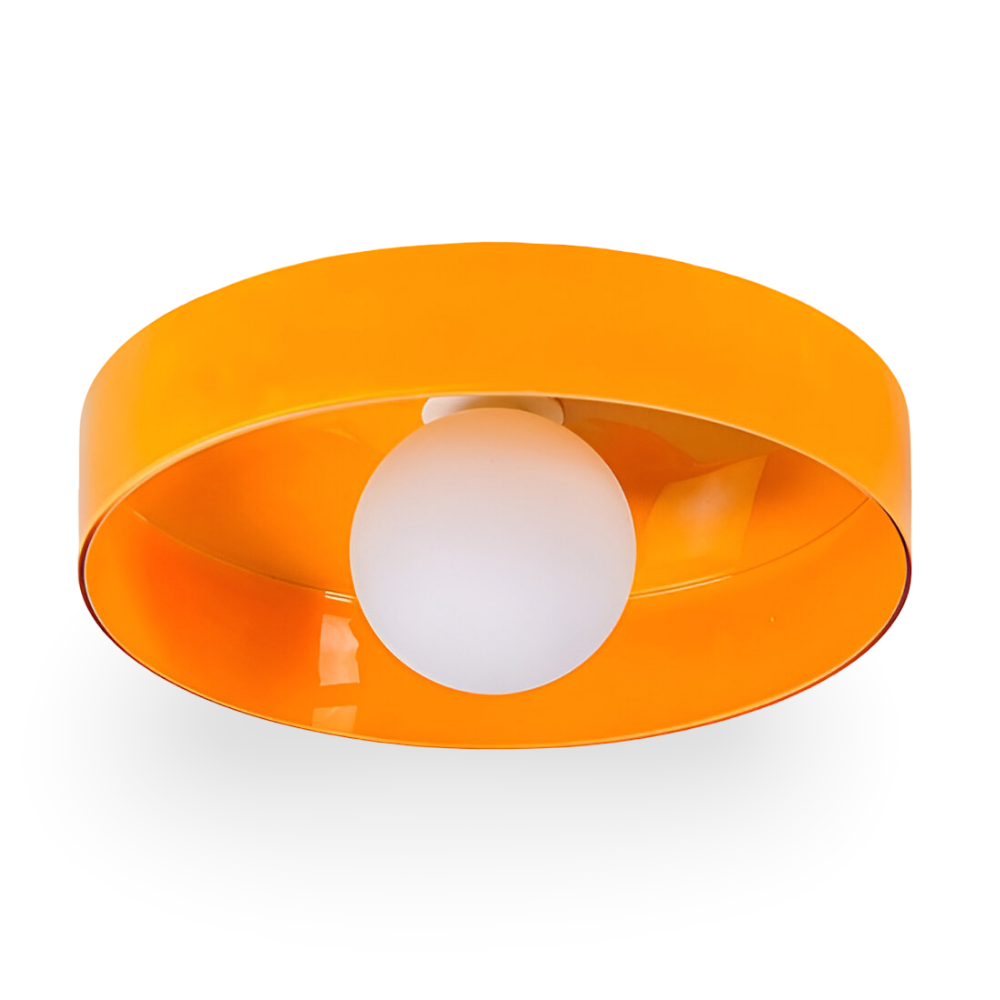 Luminaire plafond design nordique, avec un faisceau lumineux orange distinctif.