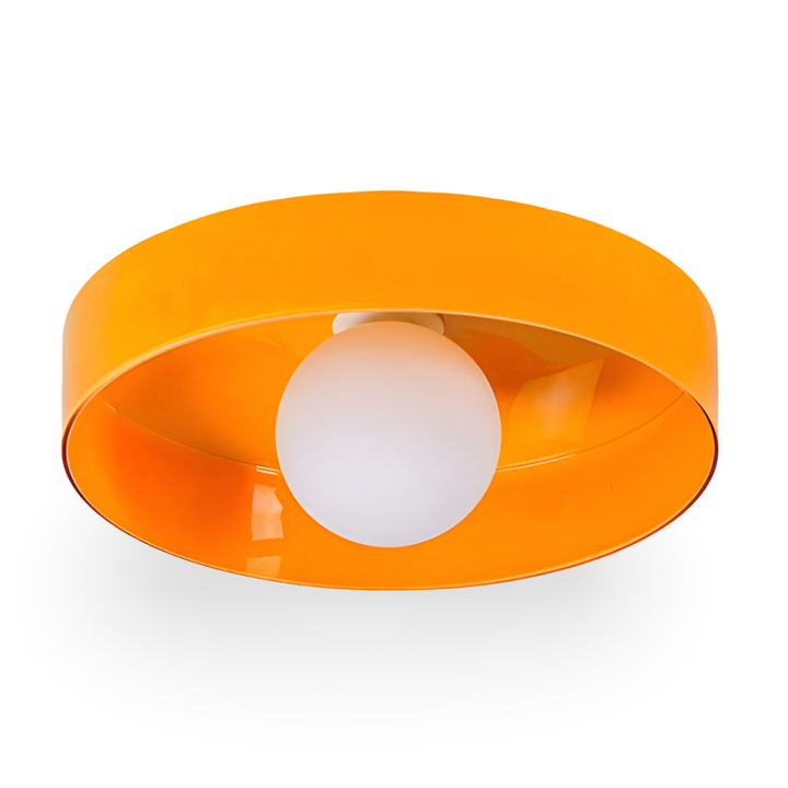 Luminaire plafond design nordique, avec un faisceau lumineux orange distinctif.