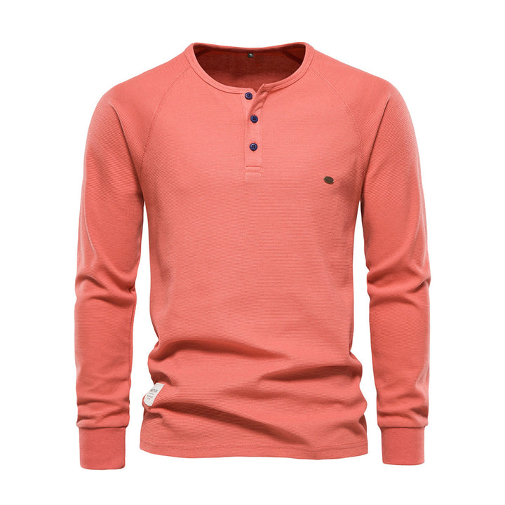 Modèle portant un t-shirt Henley homme à manches longues, boutons, pour un style casual et décontracté. Mode homme.