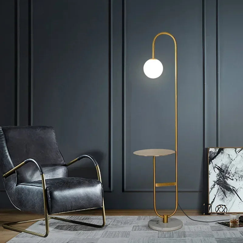 Lampe de sol design minimaliste avec plateau d'appoint, pour un intérieur contemporain. Fonctionnelle et élégante.