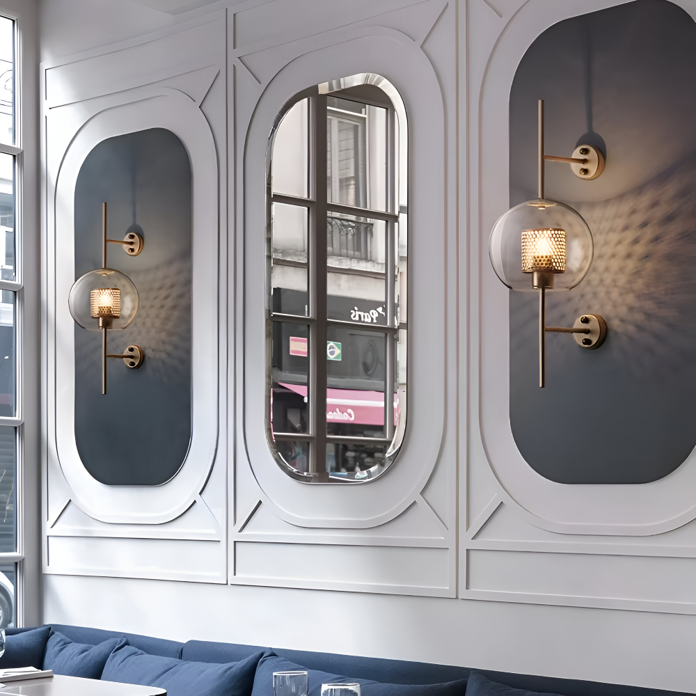 Applique murale LED Hexara vintage en laiton, design ruche, luminaire ambiant salon.