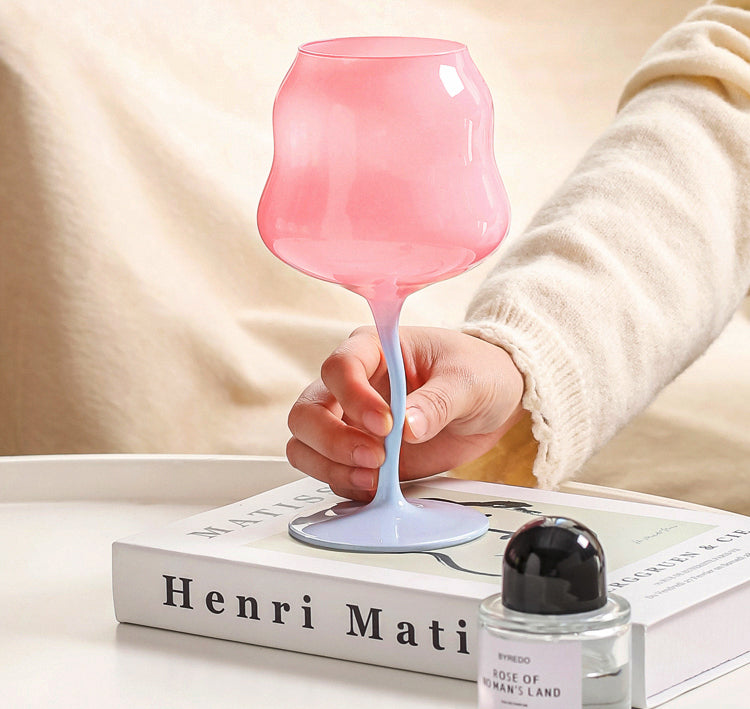 Art de la table: verre à vin design irrégulier de 473 ml. Verrerie élégante pour une décoration unique.