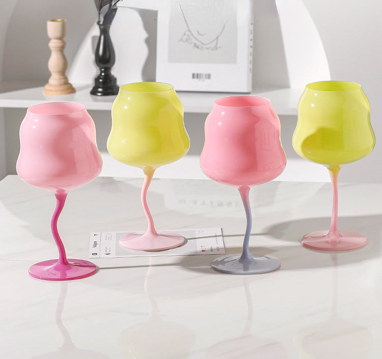 Superbe verre à vin élégant et irrégulier. Verrerie design de 473 ml pour une touche unique à votre table.