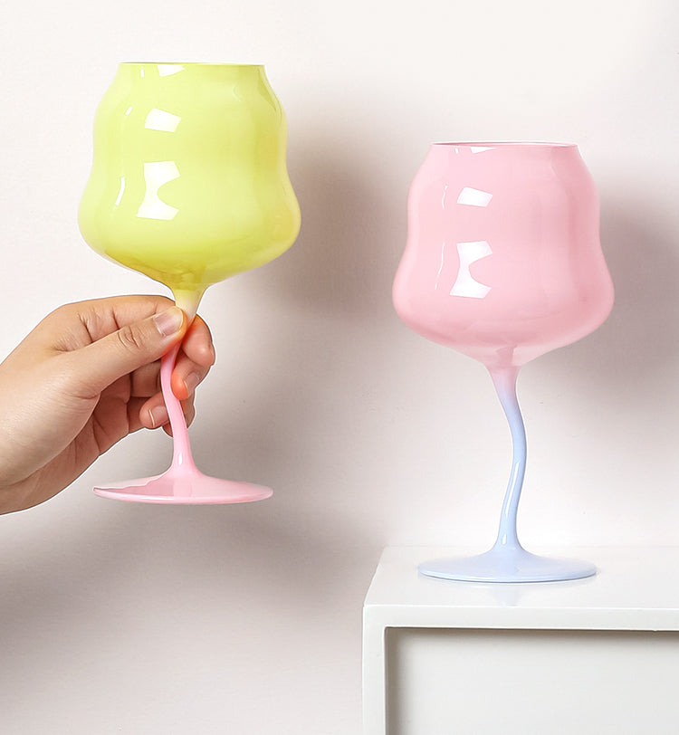 Verre à vin 473 ml au design irrégulier, idéal pour la dégustation. Verrerie moderne, accessoire de bar.