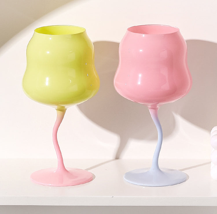 Verre design irrégulier 473 ml. Idéal pour vin, cocktail ou décoration. Verrerie élégante et originale.