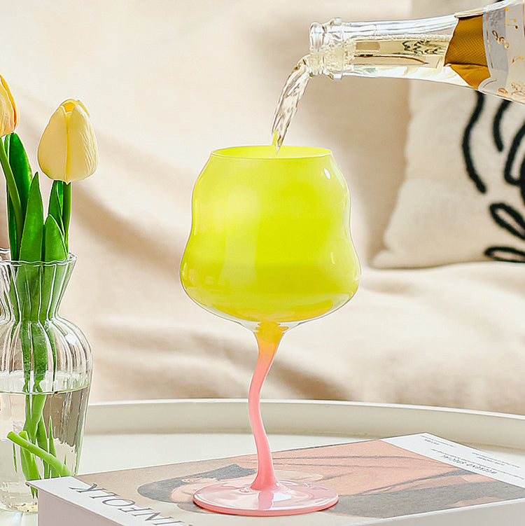 Profitez d'une dégustation unique avec ce verre à vin élégant. Forme irrégulière et design moderne 473 ml.