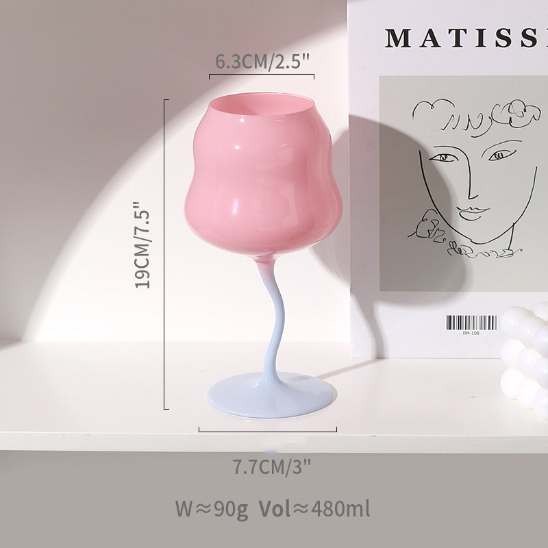 Verrerie contemporaine: verre à vin design irrégulier 473 ml. Un accessoire de bar élégant pour toute occasion.