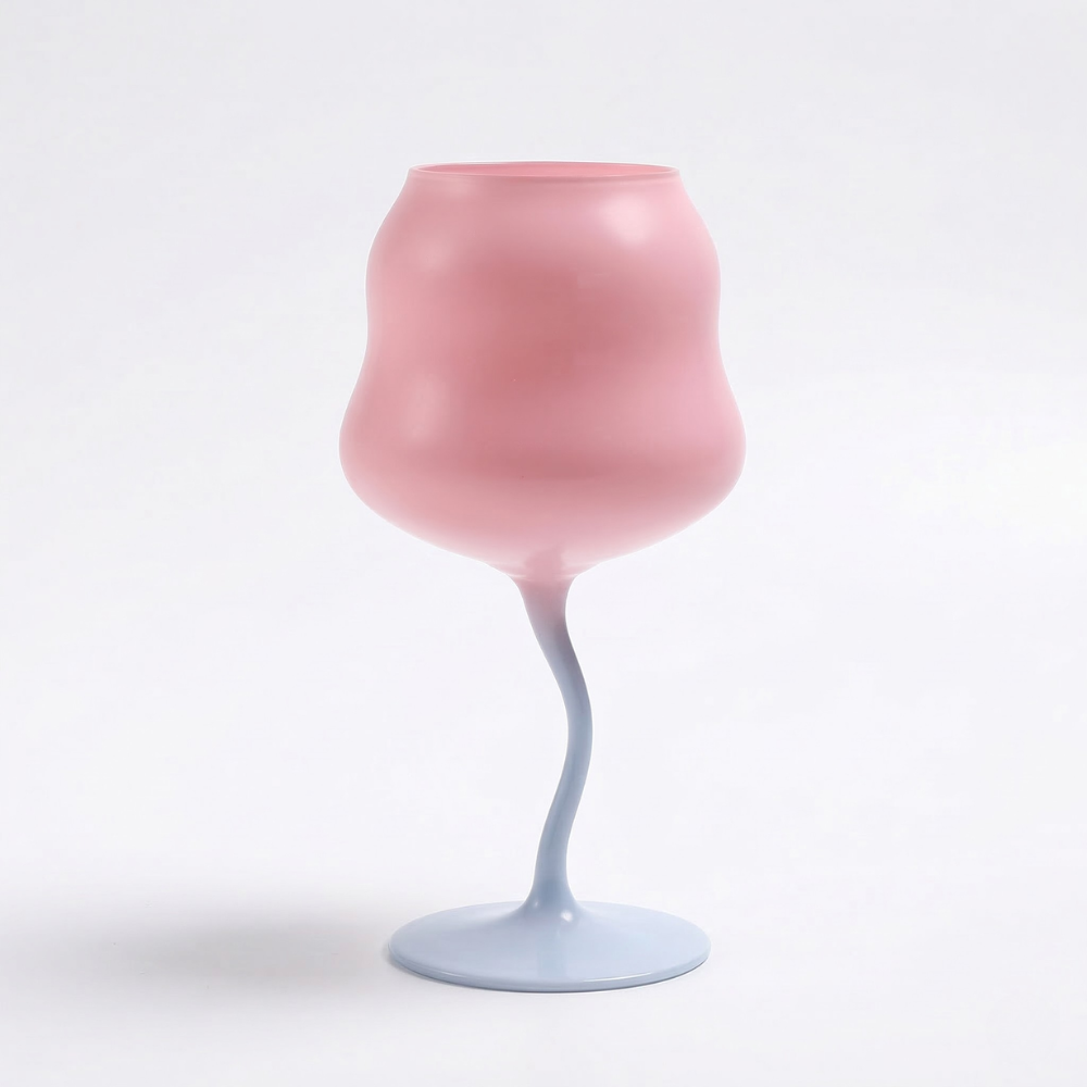 Détail du verre à vin irrégulier. Une verrerie design de 473 ml, élégante et unique pour l'art de la table.