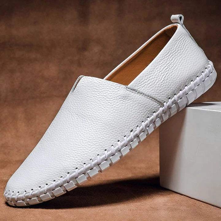 Profil des mocassins homme Fabio, soulignant leur design élégant et leur confort, adaptés pour un style de vie actif.