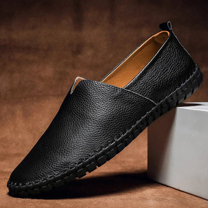 Mocassins homme Fabio portés, illustrant leur élégance décontractée et leur confort exceptionnel pour toutes occasions.