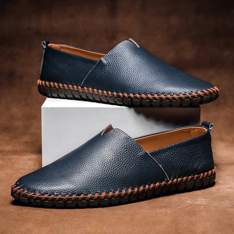 Détail des mocassins homme Fabio, mettant en valeur leur texture élégante et la semelle antidérapante pour un confort optimal.