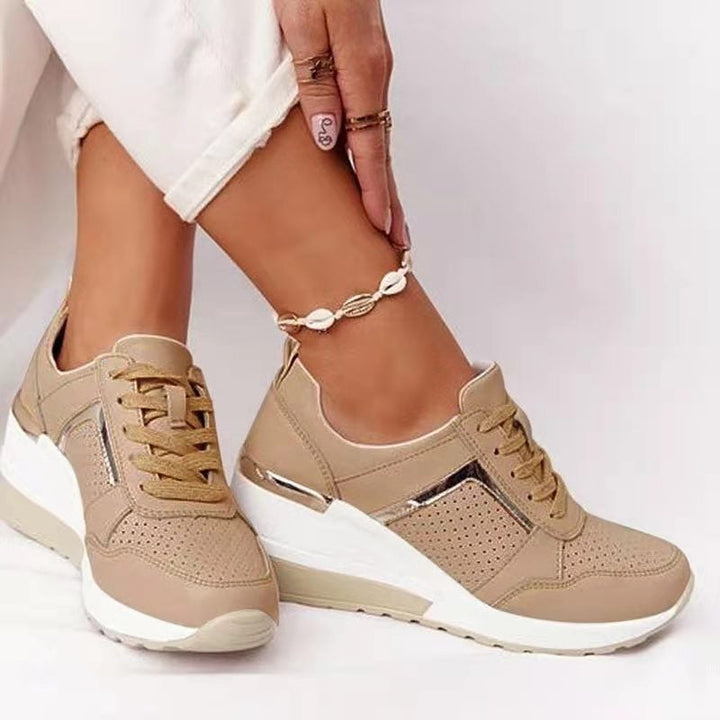 Chaussures de marche confortables pour femmes, style sneakers compensées, idéales au quotidien.