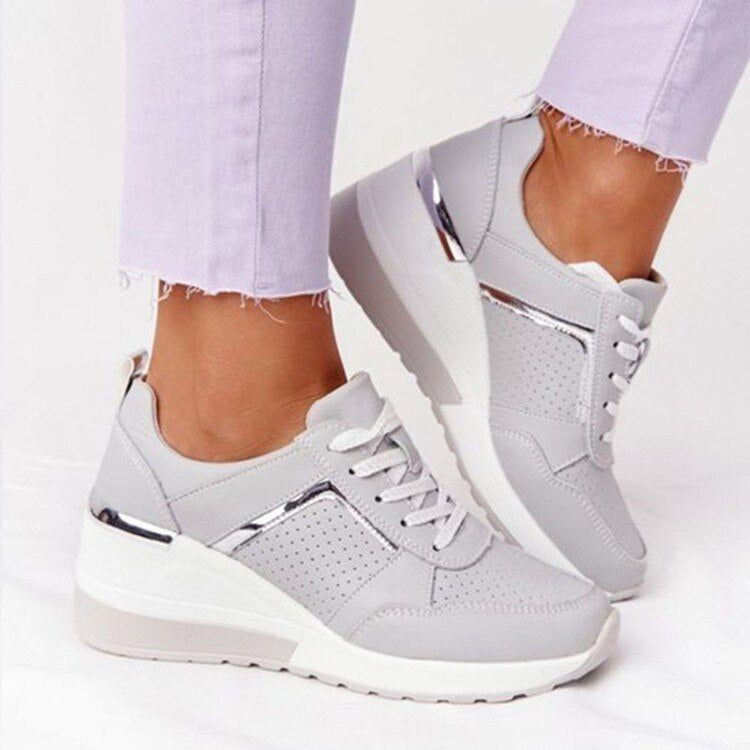 Baskets compensées femme, design mode et élégant, offrant confort et soutien pour la marche.