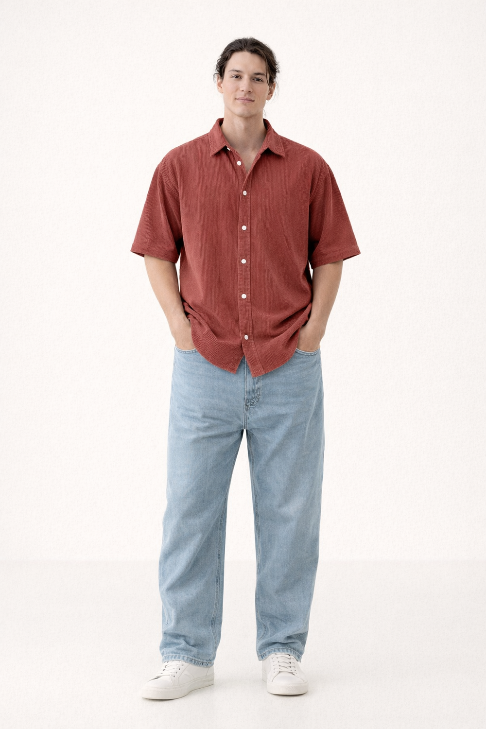Chemise homme respirante à manches courtes pour l'été. Tissu léger, coupe décontractée pour un confort optimal.