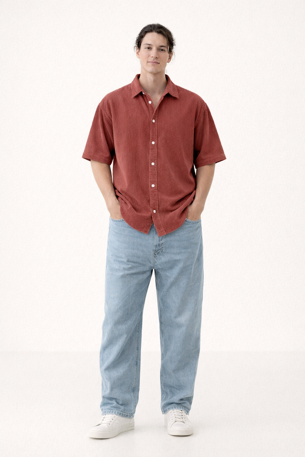 Chemise homme respirante à manches courtes pour l'été. Tissu léger, coupe décontractée pour un confort optimal.