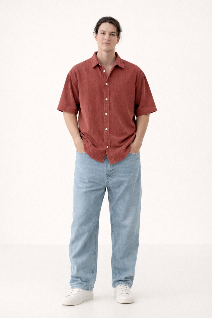 Chemise homme respirante à manches courtes pour l'été. Tissu léger, coupe décontractée pour un confort optimal.