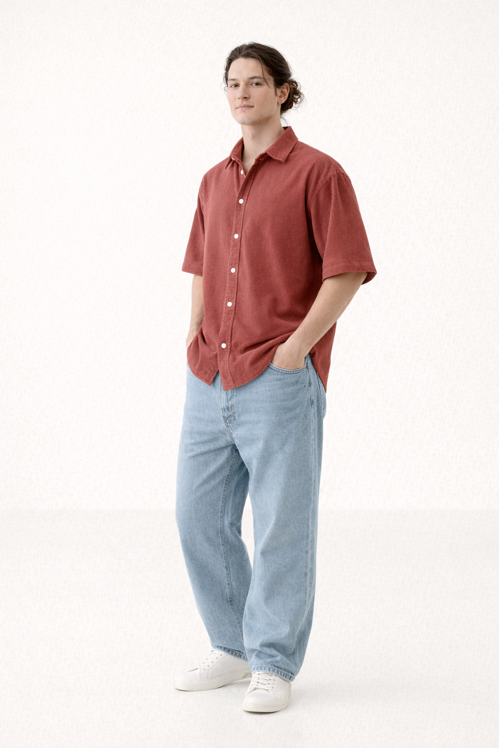 Chemise décontractée homme, mode masculine pour l'été. Style vacances, légère et aérée pour un confort stylé.