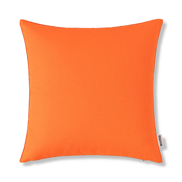 Plusieurs housses de coussin 45x45 cm déperlantes, style lin, empilées sur une chaise de jardin.