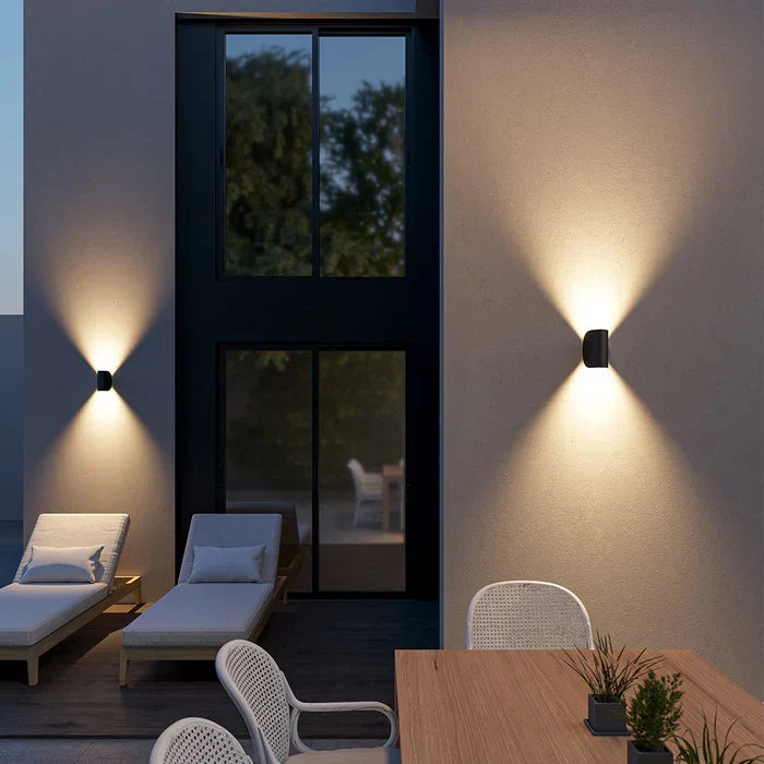 Applique murale TwistGlow, lumière douce et réglable pour ambiance relaxante dans le salon, design moderne.