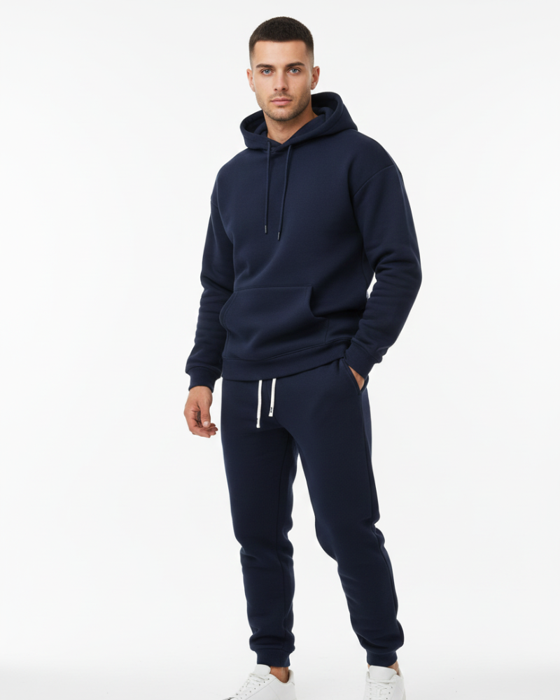 Homme portant un ensemble sport athlétique hoodie & jogging. Idéal pour l'activité, le confort et le style casual.